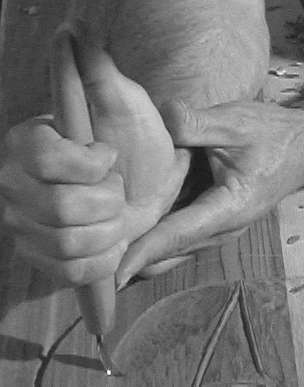 .9 MB video clip showing Tip Bent Knife carving. Please wait a moment for the pictures to load.
